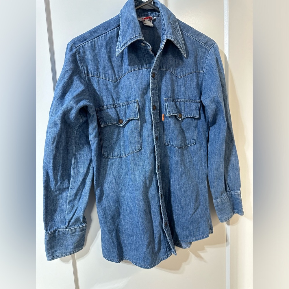 Rare vintage made in Canada Levi’s denim shirt size small